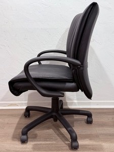 lot 27 image: SitOnIt Seating Glove Mid-Back Executive Leather Conference Chair - Black