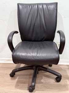 lot 37 image: SitOnIt Seating Glove Executive Mid-Back Office Chair  Black Leather