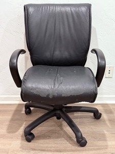 lot 47 image: SitOnIt Seating Glove Executive Mid-Back Chair  Black