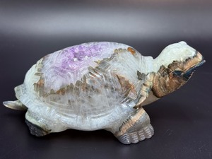Hand-Carved Natural Amethyst &amp; Agate Geode Turtle Sculpture. (2 lbs 10.1 oz. / 1kg 195 g)