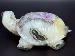Hand-Carved Natural Amethyst &amp; Agate Geode Turtle Sculpture. (2 lbs 10.1 oz. / 1kg 195 g)