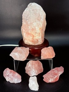 Stunning Natural Rose Quartz Lamp &amp 5 Raw Specimen Set. (4 lbs 2.7 oz  1.892 g))