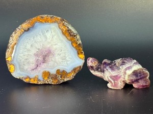 Stunning Natural Agate Amethyst Geode Slice &amp Hand-Carved Dream Amethyst Turtle Figurine. (9.2 oz  261 g)