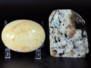  Stunning Moonstone Duo Peach Moonstone Palm Stone &amp Rainbow Moonstone. (13.7 oz  389 g)