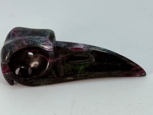 Natural Ruby in Zoisite Raven Skull Carving  Large Hand-Carved Gemstone Crow Skull Totem. (2,2 oz  63 g)