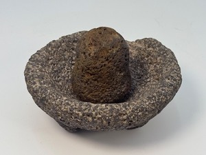Authentic Hand-Carved Volcanic Stone Molcajete (Mortar &amp Pestle). (2 lbs 1.1 oz  940 g)