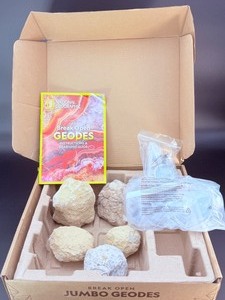 National Geographic Break Open Jumbo Geodes STEM Science Kit. (4 lbs 14.9 oz  2 kg 238 g)