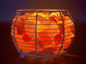 Large Himalayan Pink Salt Basket Lamp  White Metal Wire Frame  Dimmable Glow. (6 lbs 10.1 oz  3 kg 11 g)