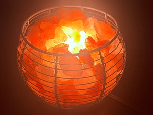 Large Himalayan Pink Salt Basket Lamp  White Metal Wire Frame  Dimmable Glow. (6 lbs 10.1 oz  3 kg 11 g)