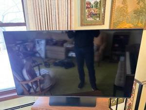 lot 6 image: Samsung 50-Inch Class LED 4K UHD Smart TV - 3 HDMI, 2 USB, Stand Included