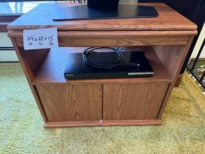 lot 14 image: Wooden Entertainment Console TV Stand - 24H x 28W x 15D - contents not included