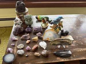 lot 18 image: Amethyst Geodes, Agate Slices & Bird Figurines - Mineral Specimens for Display