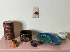 lot 66 image: Royal Haeger USA 153 Green Glazed Leaf-Shaped Dish & Vintage Ceramic Pots