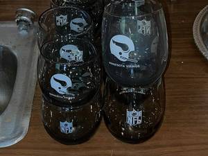 lot 74 image: Minnesota Vikings NFL Glass Tumblers - Helmet Logo Set