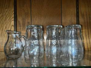 lot 82 image: Clear Glass Beverage Jars & Pitcher Set