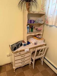 lot 139 image: Vanity Desk with Hutch & Chair - Cream Finish, Ornate Gold Trim, 30x43x17 Inc Radio & Misc Contents