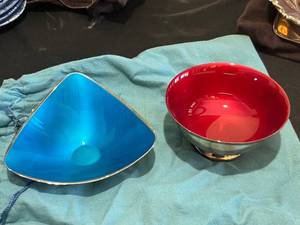 lot 177 image: Reed & Barton 241 Enamel Bowls - 2-Piece Set, Red & Blue