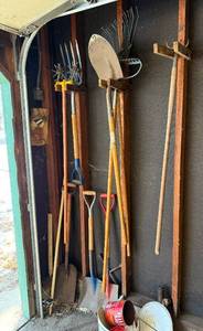 lot 193 image: Garden Tools Shovels, Rakes & Hand Tools in Garage
