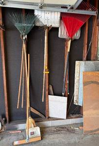 lot 194 image: Garden Tools Rakes, Brooms & Long-Handled Hand Tools