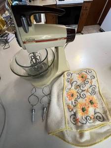 lot 229 image: Sunbeam Mixmaster Stand Mixer with Glass Bowl and 2 Attachments