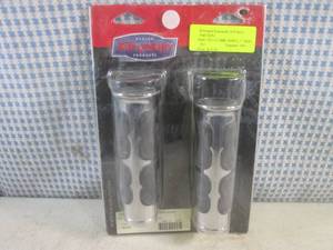 lot 112 image: (H-1) Kuryakyn Universal 1 Handleb...