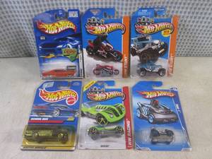lot 200 image: (EC1) Assorted Hot Wheels in Packag...