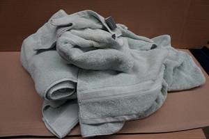 lot 17 image: Madison Park Bathroom Towel Set