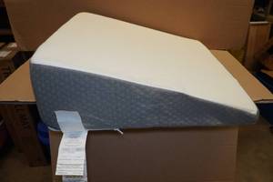 lot 21 image: Wedge Pillow - 24x24x7.5
