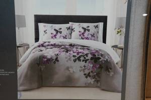lot 50 image: Vince Camuto 3-Piece Duvet Set - FullQueen