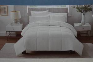 lot 71 image: Serta Simply Clean 3-Piece Comforter Set - King