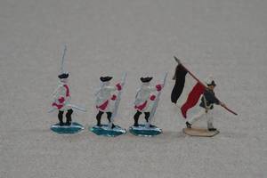 lot 147 image: Vintage Painted Lead Toy Soldiers