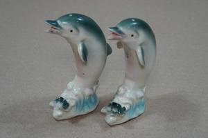 lot 164 image: Vintage Salt & Pepper Shaker Set - Dolphins