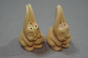 lot 166 image: Vintage Salt & Pepper Shaker Set - Rabbits