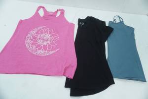 lot 114 image: NEW Womens Shirts & Tank Tops 3ct