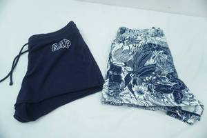 lot 142 image: 2ct Womens Shorts. Very good condition. Old Navy & Gap