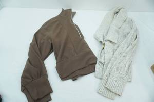 lot 147 image: 2ct Womens Sweaters