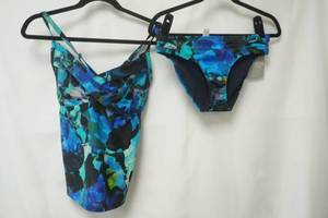 lot 270 image: NWT Athleta 2-Piece Blue Floral Tankini Swimsuit. Size 38DDD Underwire Top, Size M Bottoms