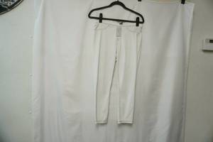 lot 378 image: Hue Size M. White Stretch Capris