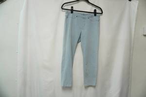 lot 380 image: Hue size M. stretch jean capris
