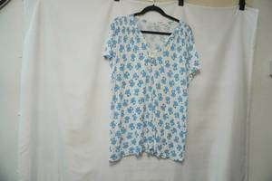 lot 405 image: Loft XL blouse. white wblue floral pattern