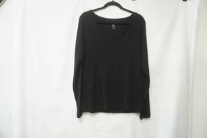 lot 444 image: Gap Size XL black long sleeve