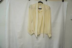 lot 464 image: Shapely Cream Colored Blouse. Size 8