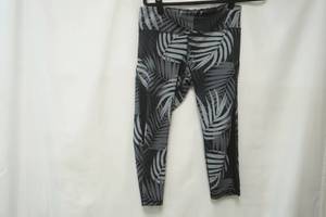 lot 527 image: Old Navy Active Size L Capri Leggings