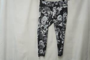 lot 528 image: Old Navy Active size L blackwhite floral print capri leggings