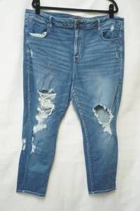 lot 687 image: American Eagle Size 22 Short jeans