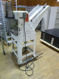 lot 46 image: Oliver Gravity-Feed Electric Bread Slicer