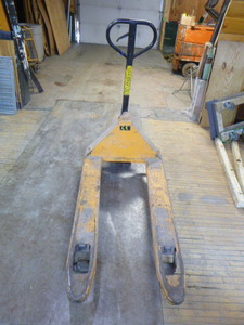 lot 73 image: Global Pallet Jack