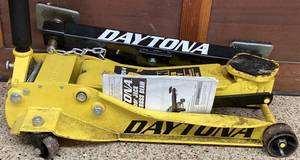 lot 12 image: Daytona 3 Ton Super Duty Floor Jack DJ3000 with Daytona 2 Ton Floor Jack Cross Beam CB200