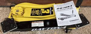 lot 70 image: Daytona 3 Ton Super Duty Floor Jack DJ3000 with Daytona 2 Ton Floor Jack Cross Beam CB200 LOT 2