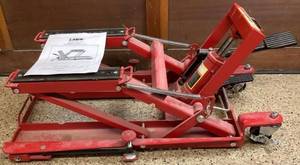 lot 115 image: Larin 1500lbs MotorcycleATV Jack